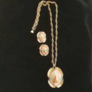 Demi parure firmata Judy Lee del 1960 circa, composta da collana con ciondolo e grandi orecchini a clip, in metallo dorato satinato e cabochons di pasta di vetro decorata a mano - VINTAGE AMOREMIO