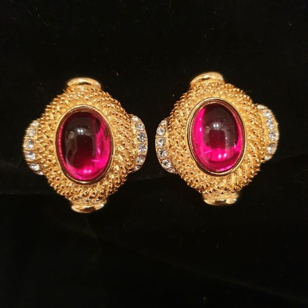 Orecchini a clip vintage firmati Carolina Herrera, in metallo color oro satinato con grandi cabochons color rubino e cristalli diamante - VINTAGE AMOREMIO