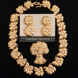 Parure vintage firmata Carolina Herrera, composta da collana, spilla e grandi orecchini per lobi forati, decoro floreale, in metallo color oro satinato e perle - VINTAGE AMOREMIO