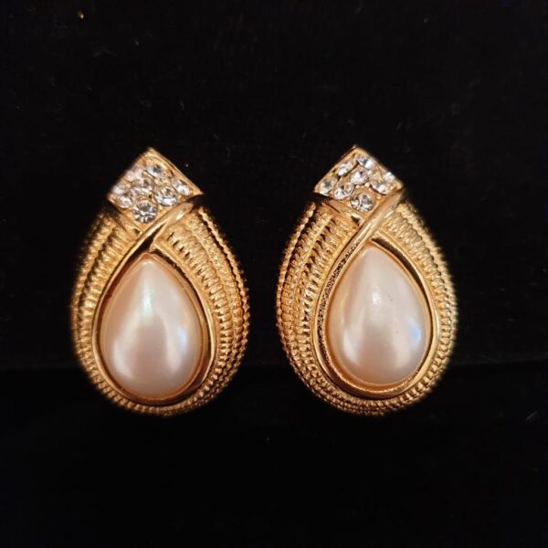 Orecchini a clip anni’60, in metallo dorato con grande mezza perla a goccia e decoro di cristalli color diamante - VINTAGE AMOREMIO