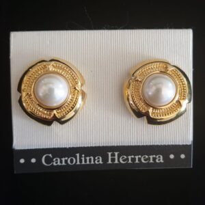 Orecchini vintage a clip firmati Carolina Herrera, ancora nella loro confezione originale, in metallo dorato con perla centrale solitaria - VINTAGE AMOREMIO