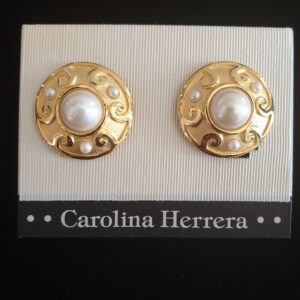 Orecchini vintage a clip firmati Carolina Herrera, ancora nella loro confezione originale, in metallo dorato satinato con decoro lucido, grande perla centrale e perle - VINTAGE AMOREMIO