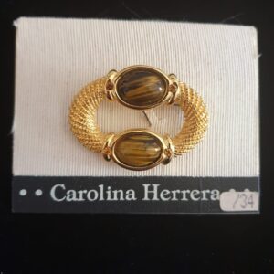 Spilla vintage firmata Carolina Herrera, ancora nella sua confezione originale, in metallo dorato con cabochons ovali di occhio di tigre e cristalli topazio - VINTAGE AMOREMIO