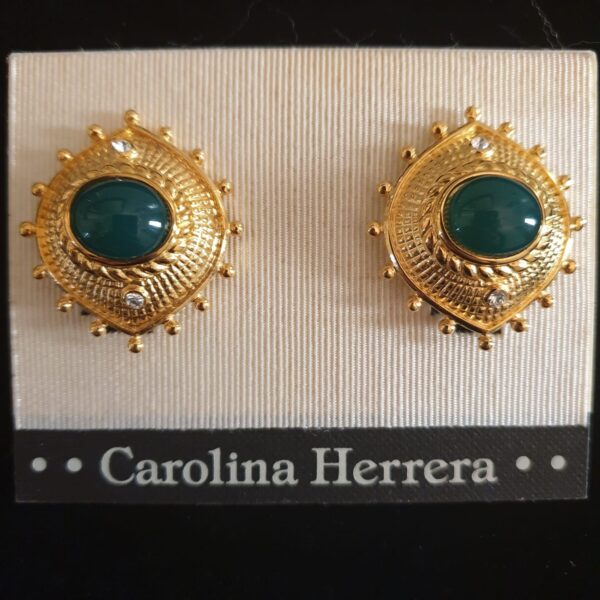 Orecchini vintage a clip firmati Carolina Herrera, ancora nella loro confezione originale, in metallo color oro con cabochon ovale color verde e cristalli diamante - VINTAGE AMOREMIO
