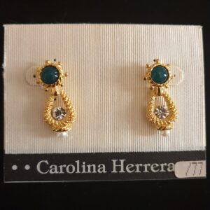 Orecchini vintage per lobi forati firmati Carolina Herrera, ancora nella loro confezione originale, in metallo color oro satinato, con cabochon color smeraldo, cristallo diamante e perla - VINTAGE AMOREMIO