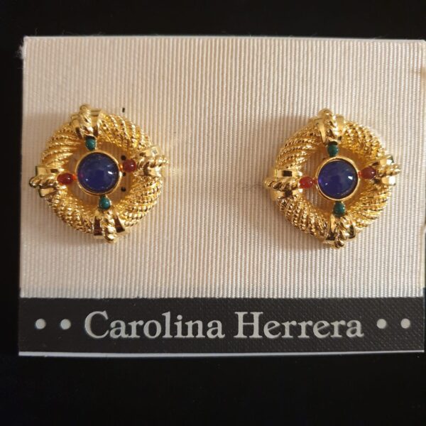 Orecchini vintage per lobi forati firmati Carolina Herrera, in metallo color oro satinato, con cabochon blu e piccole perle multicolori - VINTAGE AMOREMIO