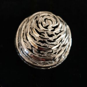 Spilla firmata Trifari del 1960 circa, a forma di conchiglia stilizzata, in lega Trifanium color argento con lavorazione a cera persa - VINTAGE AMOREMIO
