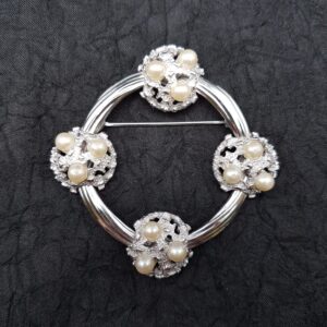 Spilla Trifari del 1960 circa, forma circolare, il lega Trifanium color argento con decori lavorati a cera persa con perle - VINTAGE AMOREMIO
