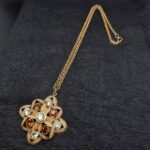 Collana Sarah Coventry anni ‘60 composta da catena e ciondolo in metallo color oro satinato impreziosito da cristalli color topazio e citrino - VINTAGE AMOREMIO