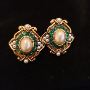 Orecchini anni ‘60 in stile vittoriano, per lobi forati, in metallo dorato, con perle e cristalli color smeraldo - VINTAGE AMOREMIO