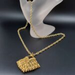 Collana anni ‘60 firmata Trifari, composta da catena e ciondolo in lega Trifanium color oro con lavorazione a cera persa e dettagli lucidi - VINTAGE AMOREMIO