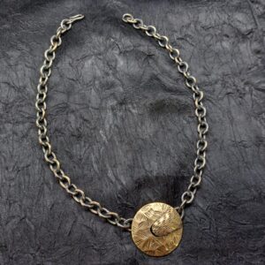 Collana vintage Trifari disegnata da Marcella Saltz, catena in lega Trifanium color bronzo con medaglione centrale - VINTAGE AMOREMIO