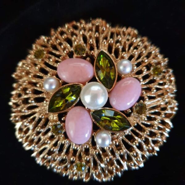 Spilla denominata Fashion Splendor firmata Sarah Coventry del 1960 circa, molto grande, metallo color oro con perle, cabochons di pasta vitrea rosa e cristalli peridot - VINTAGE AMOREMIO