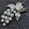 Spilla floreale Trifari argento e perle