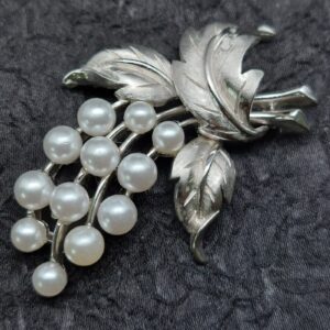 Spilla floreale Trifari del 1960 circa, lega Trifanium color argento satinato con dettagli lucidi e perle - VINTAGE AMOREMIO