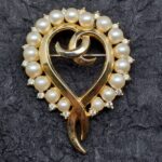 Spilla Trifari anni ‘50 a forma di cuore, in lega Trifanium color oro lucido con perle e cristalli diamante - VINTAGE AMOREMIO