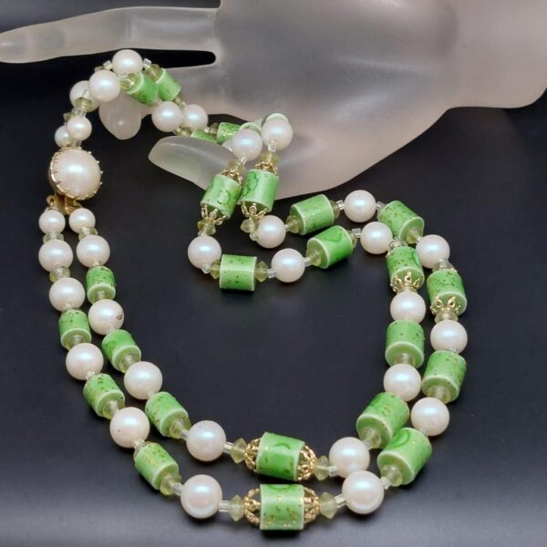 Collana anni ‘50 firmata Japan, due fili di perle e cilindretti di lucite verde con pagliuzze dorate e metallo color oro - VINTAGE AMOREMIO