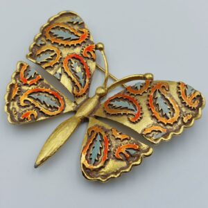 Spilla americana del 1960 circa a forma di farfalla, metallo dorato con smalto policromo - VINTAGE AMOREMIO