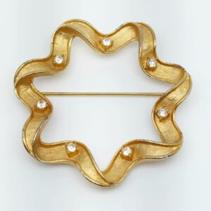 Spilla anni ‘60 firmata Sarah Coventry, a forma di ghirlanda, metallo color oro satinato con cristalli diamante - VINTAGE AMOREMIO