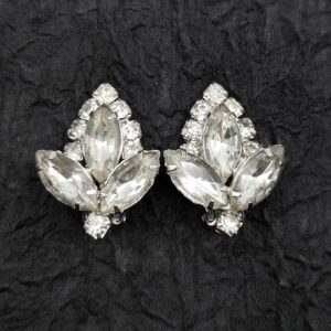 Orecchini americani a clip anni ‘50, metallo color argento con cristalli diamante taglio rotondo e navette - VINTAGE AMOREMIO