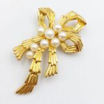 Spilla Trifari 1960 circa, a forma di fiocco, lega Trifanium color oro con perle - VINTAGE AMOREMIO