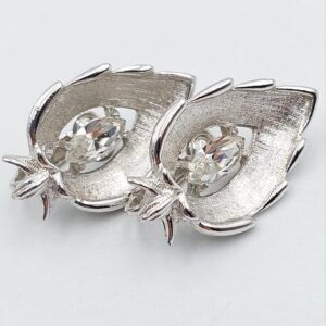 Orecchini a clip anni ‘60 firmati Sarah Coventry, a forma di foglia, metallo color argento satinato con cristalli diamante taglio navette - VINTAGE AMOREMIO