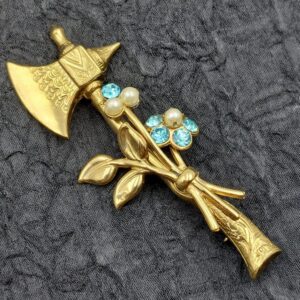 Spilla anni ‘40‘50 firmata Coro, a forma di antica ascia metallo color oro con decoro floreale con perle e cristalli acquamarina - VINTAGE AMOREMIO