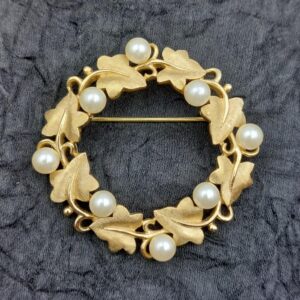 Spilla Trifari primissimi anni ‘60, ghirlanda di foglie, lega Trifanium color oro con perle - VINTAGE AMOREMIO