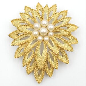 Spilla Trifari primissimi anni ‘60, lega Trifanium color oro con lavorazione a cera persa e perle, a forma di fiore stilizzato - VINTAGE AMOREMIO