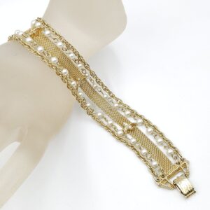 Bracciale anni ‘50 firmato Goldette, stile vittoriano, metallo color oro con decoro floreale e perle - VINTAGE AMOREMIO