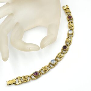 Bracciale anni ‘50 firmato Goldette, stile vittoriano, metallo color oro con decoro di foglie e cristalli opale e ametista - VINTAGE AMOREMIO
