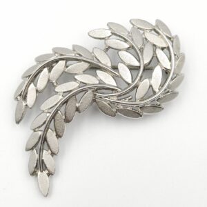 Spilla Trifari del 1960 circa, decoro di foglie, lega Trifanium color argento satinato con dettagli lucidi - VINTAGE AMOREMIO